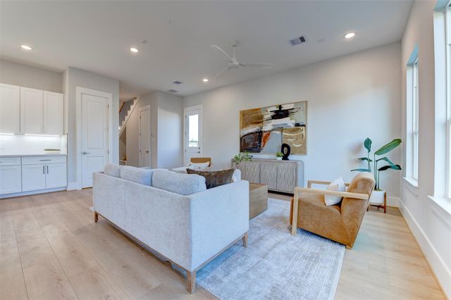 5132 Rosslyn Road, Houston, TX 77018