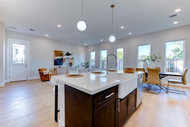 5132 Rosslyn Road, Houston, TX 77018