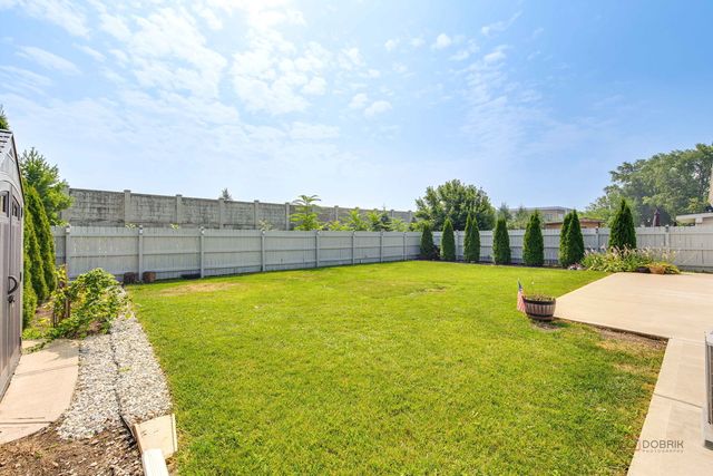 5 Wildwood Road, Elk Grove Village, IL 60007