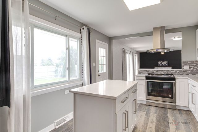 5 Wildwood Road, Elk Grove Village, IL 60007