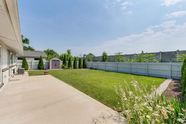 5 Wildwood Road, Elk Grove Village, IL 60007