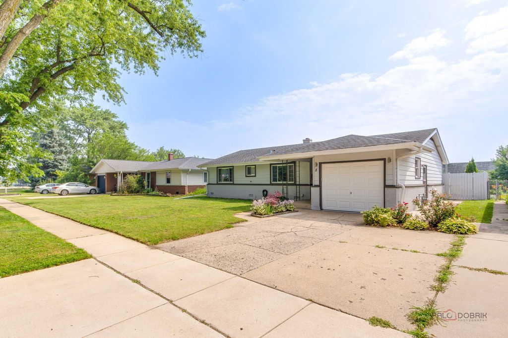 5 Wildwood Road, Elk Grove Village, IL 60007