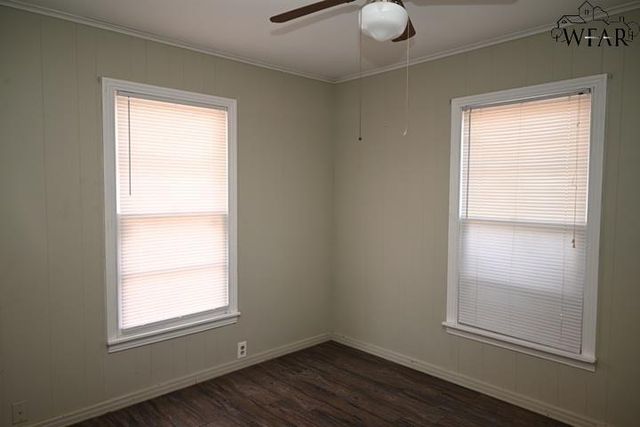 106 W WASHINGTON AVENUE, Iowa Park, TX 76367