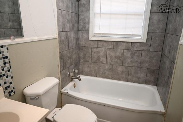 106 W WASHINGTON AVENUE, Iowa Park, TX 76367