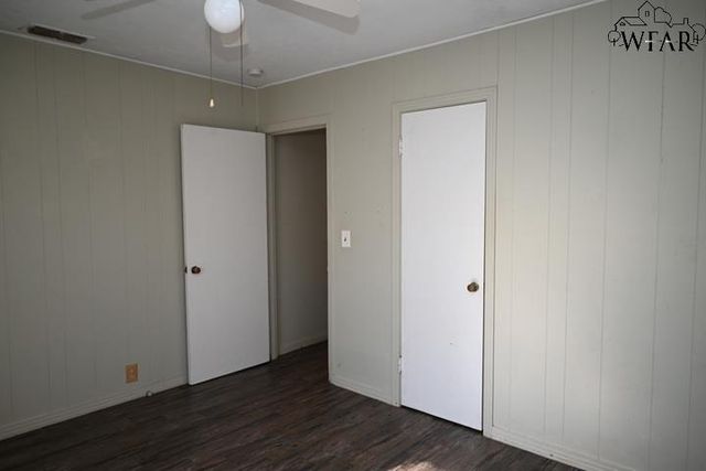 106 W WASHINGTON AVENUE, Iowa Park, TX 76367