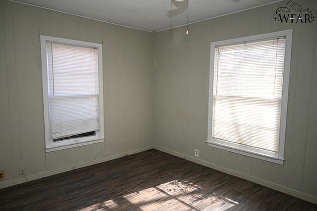 106 W WASHINGTON AVENUE, Iowa Park, TX 76367