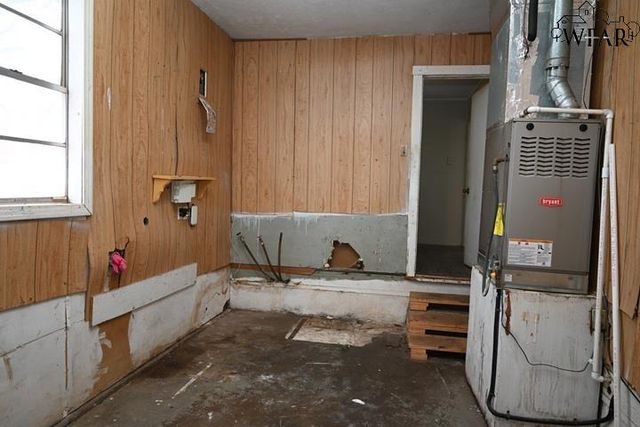 106 W WASHINGTON AVENUE, Iowa Park, TX 76367