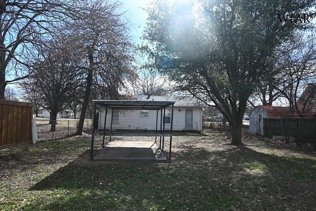 106 W WASHINGTON AVENUE, Iowa Park, TX 76367