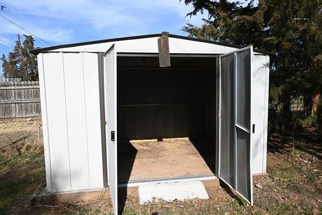 106 W WASHINGTON AVENUE, Iowa Park, TX 76367