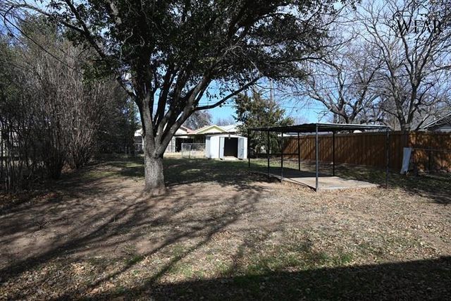 106 W WASHINGTON AVENUE, Iowa Park, TX 76367