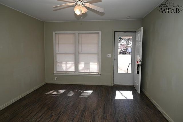 106 W WASHINGTON AVENUE, Iowa Park, TX 76367