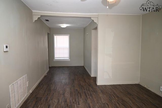 106 W WASHINGTON AVENUE, Iowa Park, TX 76367