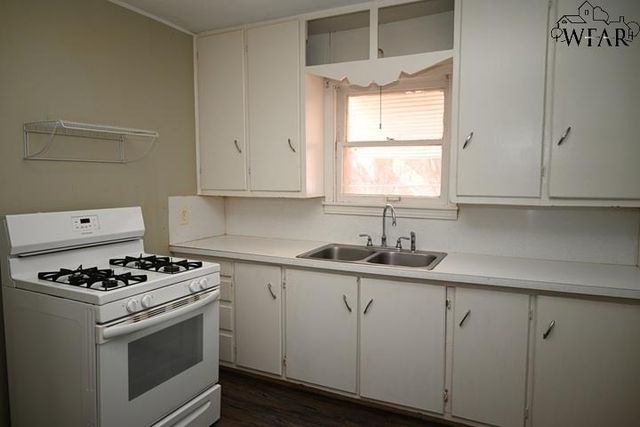 106 W WASHINGTON AVENUE, Iowa Park, TX 76367