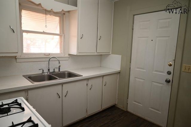 106 W WASHINGTON AVENUE, Iowa Park, TX 76367