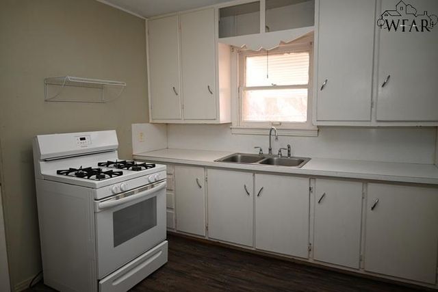 106 W WASHINGTON AVENUE, Iowa Park, TX 76367