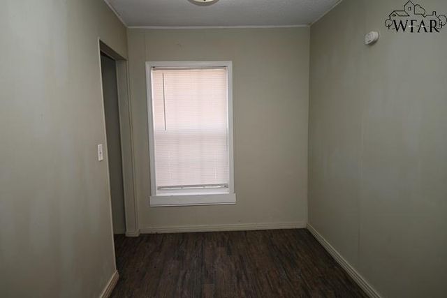 106 W WASHINGTON AVENUE, Iowa Park, TX 76367