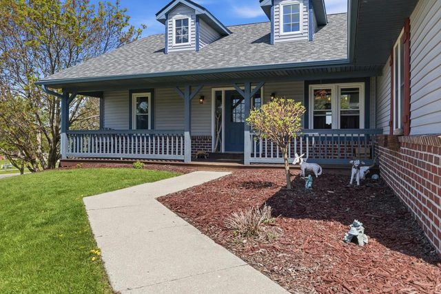1140 Ellys WAY, Slinger, WI 53086