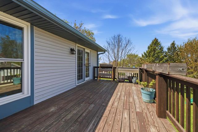 1140 Ellys WAY, Slinger, WI 53086