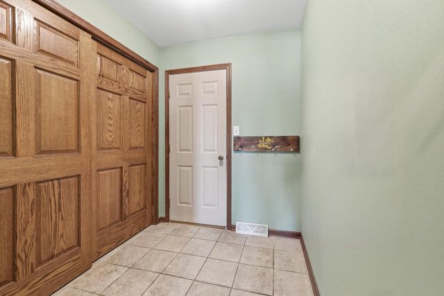 1140 Ellys WAY, Slinger, WI 53086