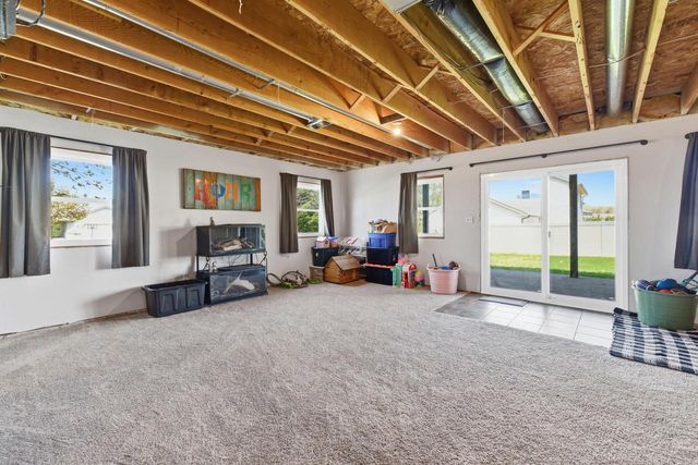 1140 Ellys WAY, Slinger, WI 53086