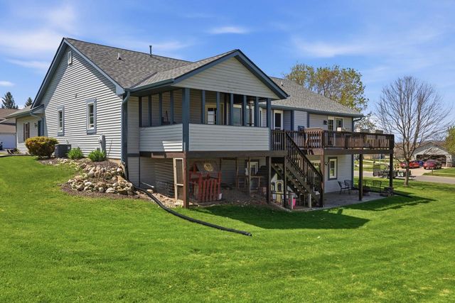 1140 Ellys WAY, Slinger, WI 53086