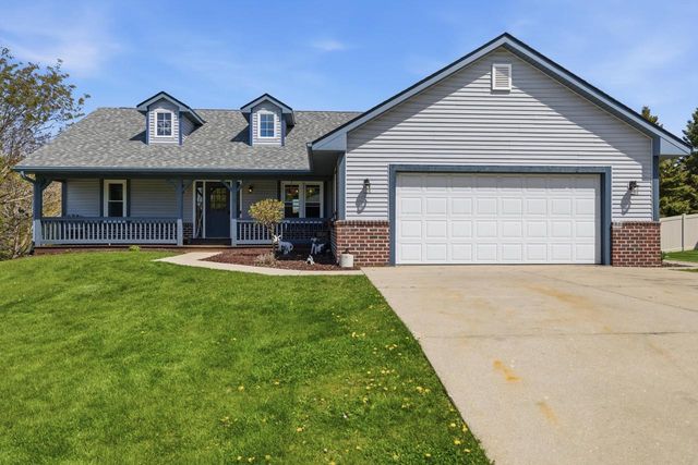 1140 Ellys WAY, Slinger, WI 53086
