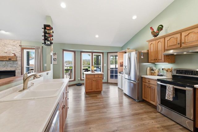1140 Ellys WAY, Slinger, WI 53086