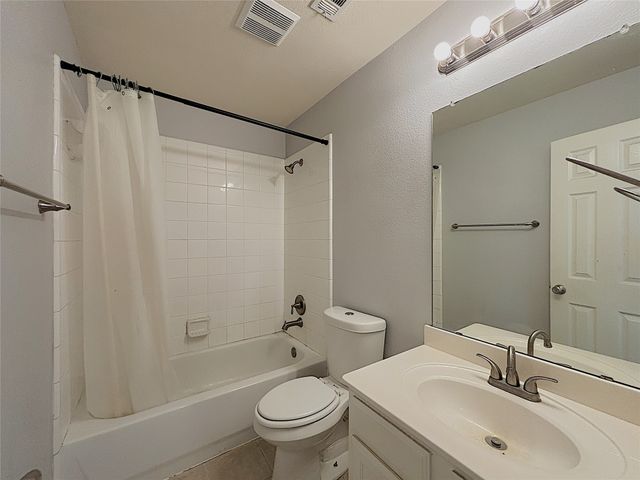 389 Ivan Drive, Lewisville, TX 75067