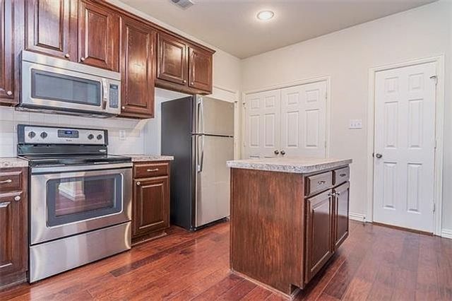 389 Ivan Drive, Lewisville, TX 75067