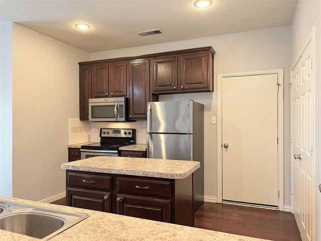 389 Ivan Drive, Lewisville, TX 75067