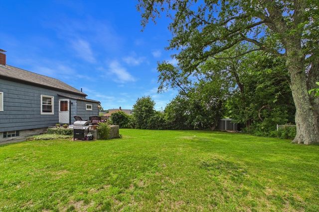 15 Sales St, Fall River, MA 02724
