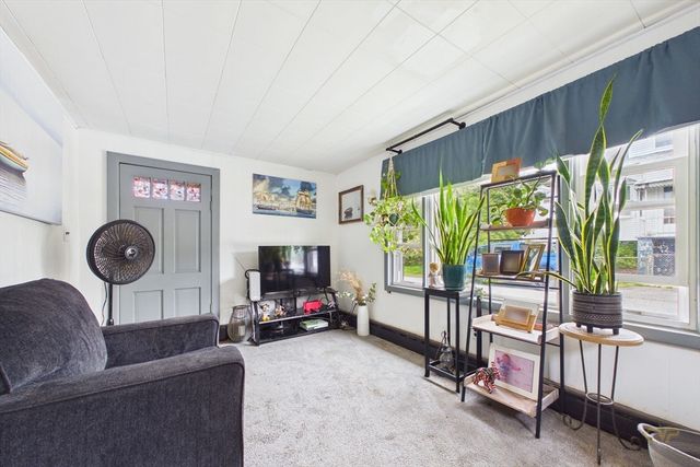 15 Sales St, Fall River, MA 02724