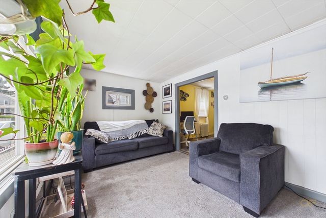 15 Sales St, Fall River, MA 02724