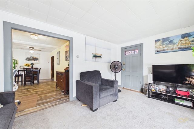15 Sales St, Fall River, MA 02724