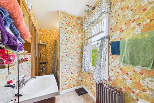 15 Sales St, Fall River, MA 02724