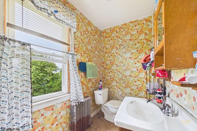 15 Sales St, Fall River, MA 02724