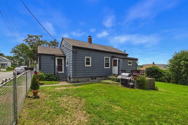 15 Sales St, Fall River, MA 02724
