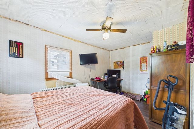 15 Sales St, Fall River, MA 02724
