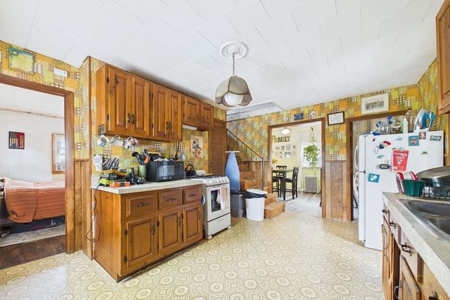 15 Sales St, Fall River, MA 02724