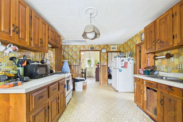 15 Sales St, Fall River, MA 02724