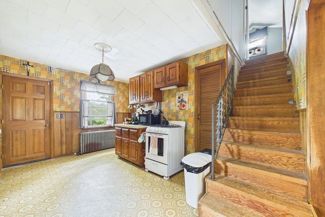 15 Sales St, Fall River, MA 02724