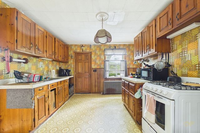 15 Sales St, Fall River, MA 02724