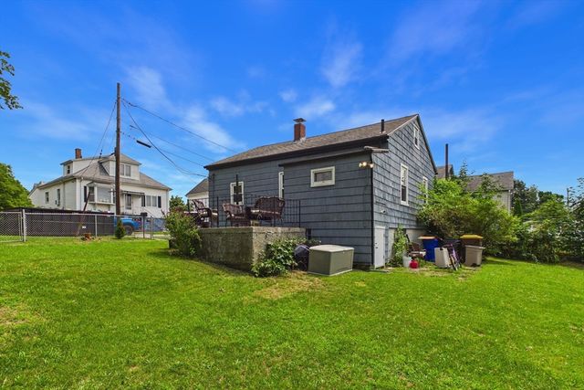 15 Sales St, Fall River, MA 02724