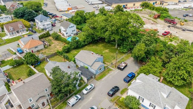 15 Sales St, Fall River, MA 02724