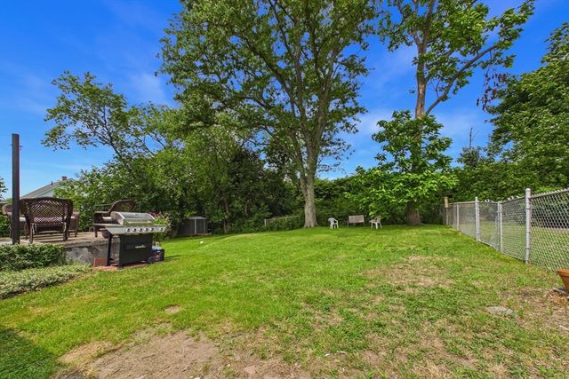 15 Sales St, Fall River, MA 02724