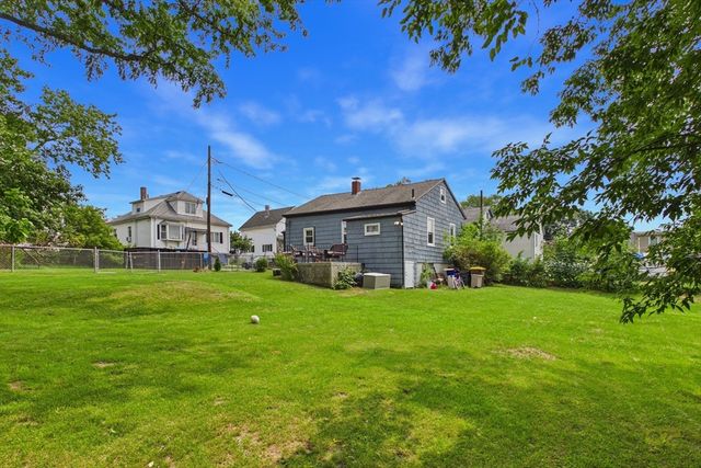 15 Sales St, Fall River, MA 02724
