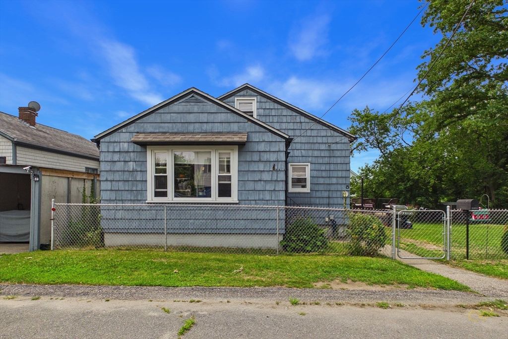 15 Sales St, Fall River, MA 02724