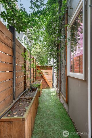 830 B 16th Ave, Seattle, WA 98122