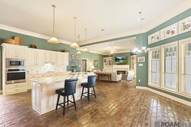 2310 Dove Hollow Dr, Baton Rouge, LA 70809
