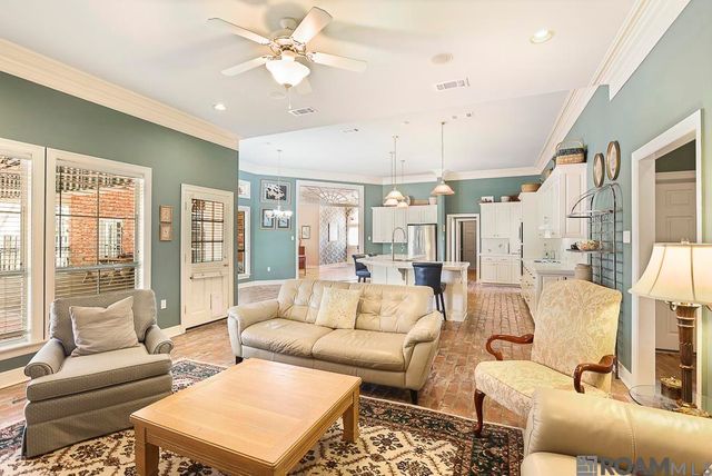 2310 Dove Hollow Dr, Baton Rouge, LA 70809